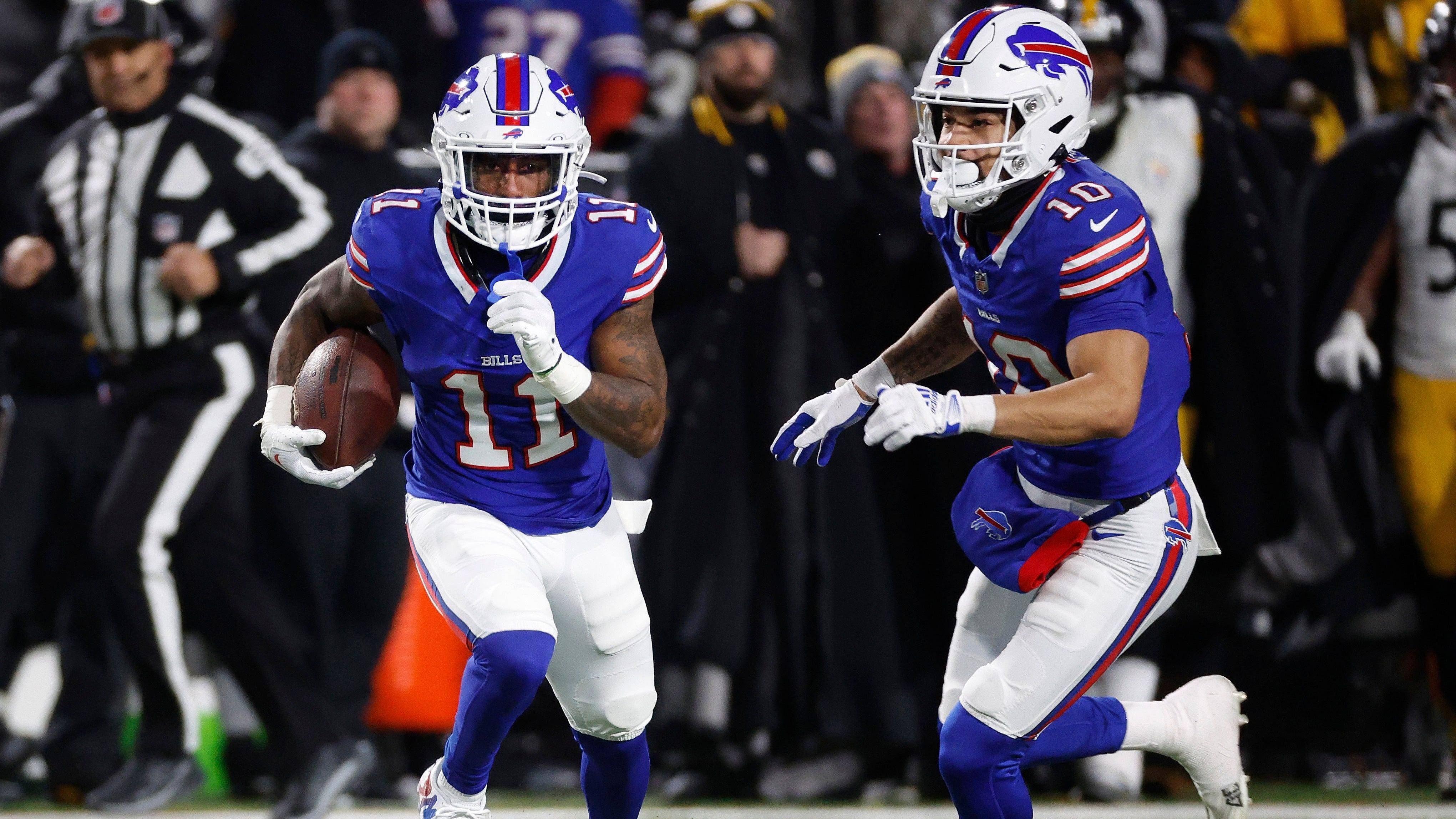 <strong>Deonte Harty (Wide Receiver))</strong><br>Kick Returner Deonte Harty (l.) ist ebenfalls auf dem freien Markt. Durch die Entlassung schaufelt Buffalo 4,195 Millionen Dollar an Cap Space frei. Der 26-Jährige hatte 2023 für zwei Jahre und 9,5 Millionen Dollar unterschrieben.