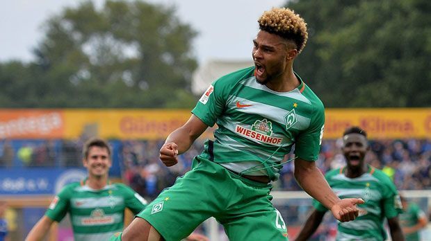 
                <strong>Serge Gnabry (SV Werder Bremen)</strong><br>
                Auch wenn es "nur" San Marino war, mit seinen drei Toren beim Debüt für die Nationalmannschaft am Freitagabend hat Serge Gnabry für mächtig Aufsehen gesorgt. Wie die "Bild" nun berichtet, hat Gnabry in seinem bis 2020 laufenden Vertrag bei Werder Bremen eine Ausstiegsklausel, was den Flügelspieler natürlich auch für andere Vereine interessant macht, vor allem für den FC Bayern. Schon im Sommer wurde darüber spekuliert, dass die Bayern ein Vorkaufsrecht an Gnabry hätten. Nun könnte das Thema wieder heiß werden. 
              