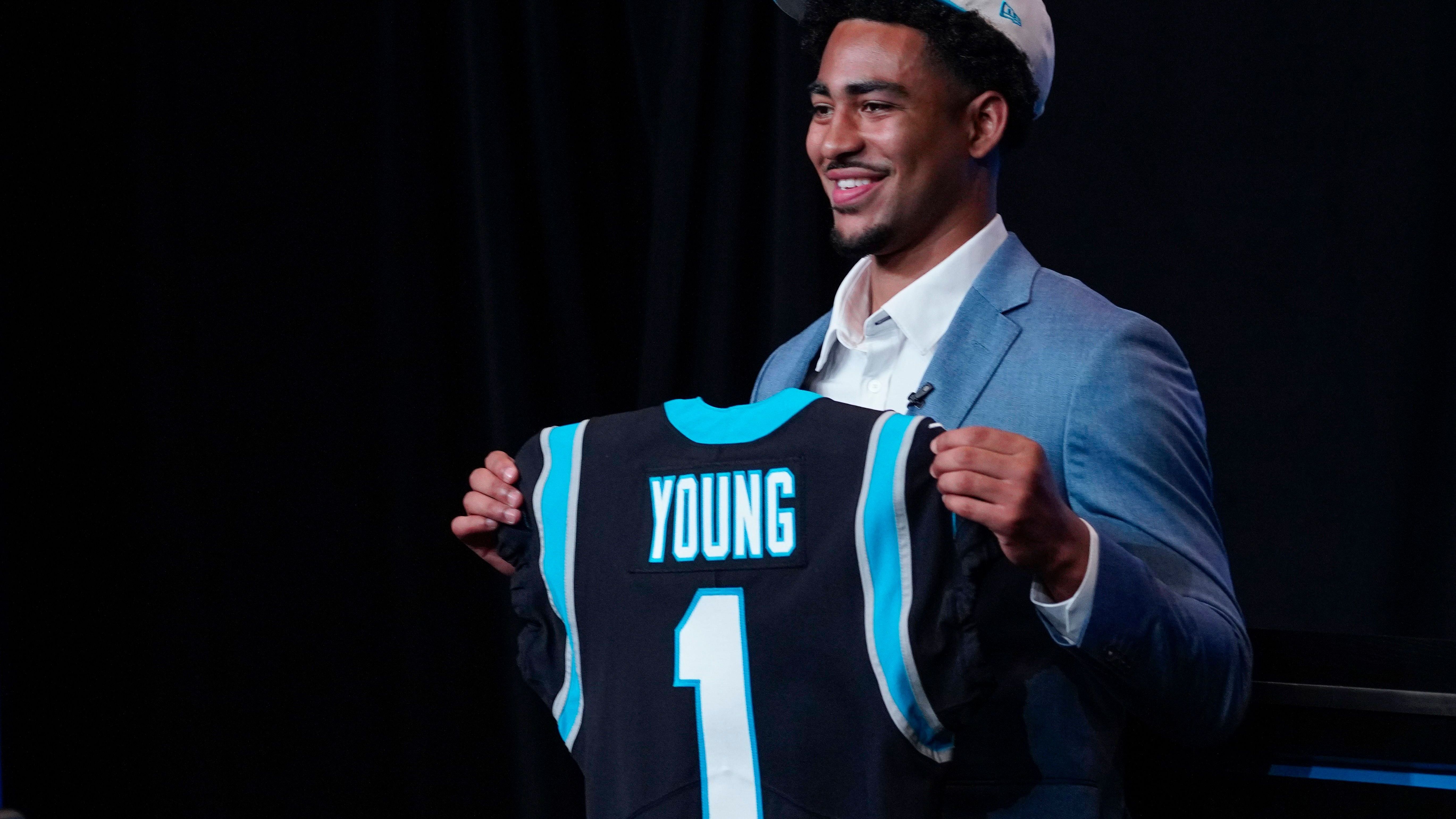 <strong>NFL Draft 2023: Bryce Young</strong><br>Mit dem 21-Jährigen geht wieder ein Quarterback als First Overall Pick über die Ladentheke. Der Gewinner der Heisman Trophy 2021 überzeugte die Carolina Panthers, auch wenn er mit nur 1,78 m und 87 Kilogramm nicht die Idealstatur für einen Spieler auf seiner Position mitbringt.