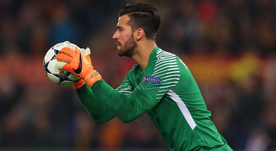 
                <strong>Alisson (Torwart)</strong><br>
                Der brasilianische Nationalkeeper wechselte 2016 für eine Ablösesumme von gerade einmal acht Millionen Euro von Internacional Porto Alegre zur Roma und hat sich dort zum absoluten Leistungsträger und festen Größe im Auswahlteam seines Landes entwickelt. Sein jetziger Markwert beläuft sich laut transfermarkt.de auf 45 (!) Millionen Euro. Laut "Corriere Dello Sport" soll Real Madrid großes Interesse an Alisson haben und bereit sein, 60 Millionen Euro Ablöse auf den Tisch zu legen. Ob Rom seinen großen Rückhalt wirklich ziehen lässt?
              