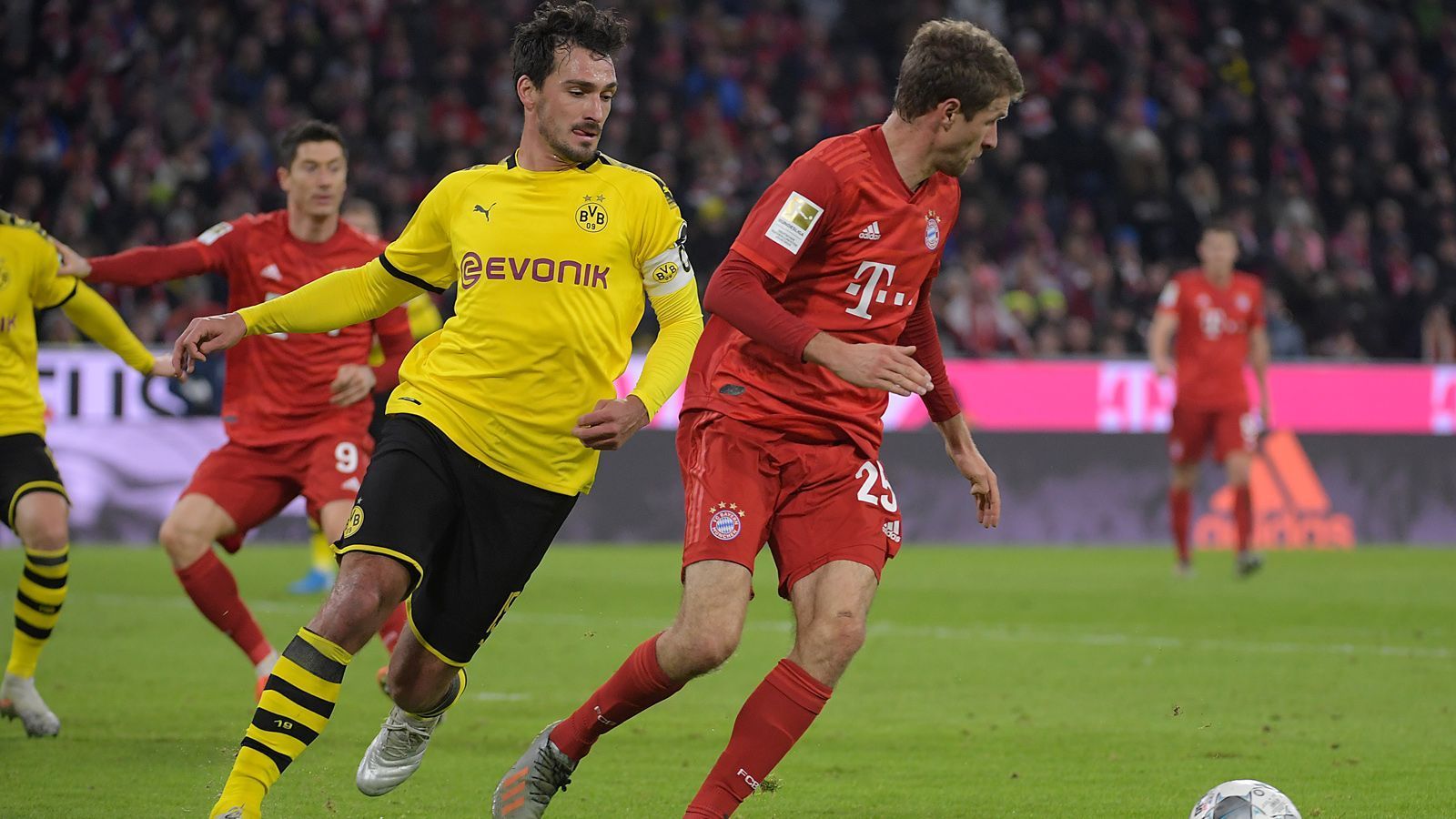 
                <strong>Mats Hummels</strong><br>
                Geht im Zweikampf gegen Gnabry übermotiviert zu Werke und ist deshalb früh gelbgefährdet. Auch Hummels patzt beim 0:1, weil er Lewandowski in seinem Rücken vergisst. Dafür rettet er nach einer Flanke des Polen in höchster Not. Ist der 2014er Weltmeister zunächst noch der einzige Feldspieler in Normalform, baut er nach der Pause deutlich ab und trifft auch noch ins eigene Tor. ran-Note: 4
              