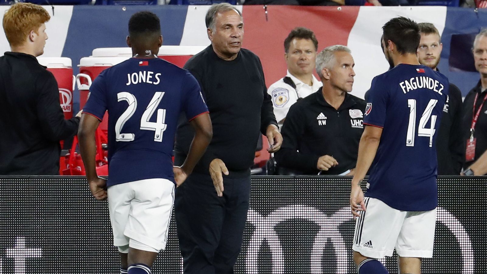 
                <strong>New England Revolution (Eastern Conference)</strong><br>
                ... den Siebten der Regular Season im Osten, New England Revolution. Beim Klub aus Foxborough im Bundesstaat Massachusetts ist der Star nicht auf dem Platz, sondern der Trainerbank: Bruce Arena (Mi.). Der frühere US-Nationalcoach stieg im Mai 2019 als Spordirektor und Trainer in Personalunion bei New England ein und der 68-Jährige will dort seinen angekratzten Ruf wiederherstellen. Unter seiner Leitung verpassten die USA erstmals seit Ewigkeiten eine WM-Endrunde. Seinen neuen MLS-Klub coachte Arena hingegen auf Anhieb in die Playoffs und zwar mit beeindruckender Bilanz. Von 22 MLS-Spielen verlor New England unter Arena gerade einmal drei. In Sachen MLS-Titel ist Arena sowieso Experte, holte er doch mit DC United und LA Galaxy insgesamt fünf Mal die Meisterschaft.
              