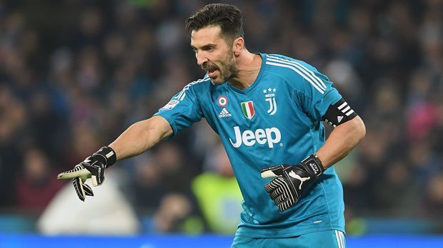 
                <strong>Gianluigi Buffon (Juventus Turin)</strong><br>
                Nach gut 20 Jahren auf höchstem Niveau könnte die Karriere von Gianluigi Buffon 2018 enden. "Ich werde mich wahrscheinlich am Ende dieser Saison zurückziehen", sagte der 39-Jährige im November 2017 auf der Juve-Homepage, "zuvor werde ich versuchen, die Champions League zu gewinnen". Der Henkelpott fehlt dem Keeper noch in seiner Titelsammlung, der unter anderem Weltmeister wurde und auf nationaler Ebene mehrere Meisterschaften und Pokalsiege feierte. Mit dem Polen Wojciech Szczesny ist Buffons designierter Nachfolger schon gefunden. Nach dem WM-Qualifkations-Aus beendete Buffon nach 175 Länderspielen bereits im November 2017 seine Laufbahn in der italienischen Nationalmannschaft.
              