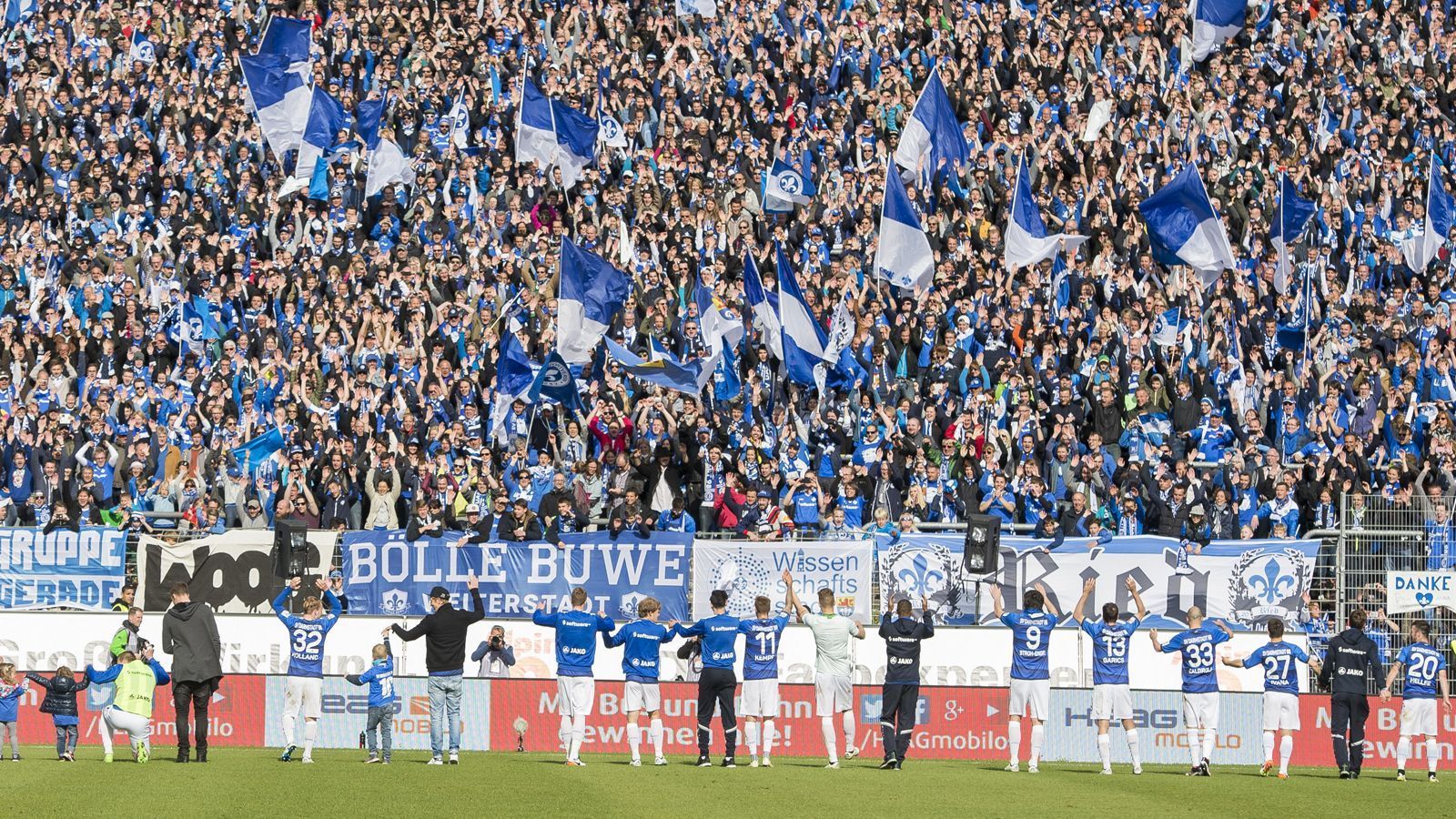 
                <strong>SV Darmstadt 98 - 22. Mai 1898</strong><br>
                Am 22. Mai 1898 gründeten Professor Ensgraber, seine fünf Söhne Fritz, Bernhard, Karl, Wilhelm und Ernst und andere Schüler den FK Olympia 1898 Darmstadt, nachdem sie sich im Schlossgarten öfter zum Fußballspielen versammelt hatten. Zwar untersagten die höheren Schulen den als englisch angesehenen Sport im Jahr 1901, seine Verbreitung war aber nicht mehr aufzuhalten - und so wurde das Verbot bereits 1903 wieder aufgehoben.
              