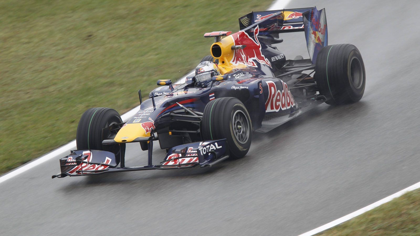 
                <strong>2009</strong><br>
                In seinem ersten Red-Bull-Jahr startete er mit Kate in die Saison. Nach einem Crash in Melbourne war aber gleich ein neues Chassis fällig, dass der Deutsche folgerichtig Kate's Dirty Sister taufte.
              