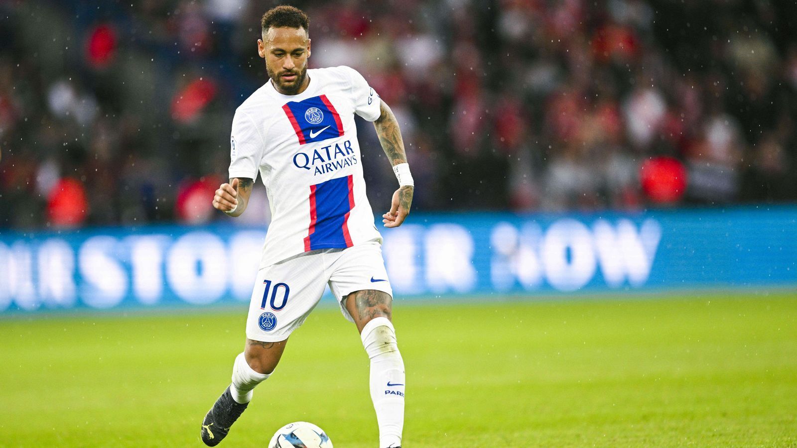 
                <strong>Platz 4: Neymar (Paris St. Germain)</strong><br>
                &#x2022; Gesamt-Einnahmen 2022: 91 Millionen US-Dollar<br>&#x2022; Gehalt: 56 Millionen US-Dollar<br>&#x2022; Sponsoring-Einnahmen: 35 Millionen US-Dollar<br>
              