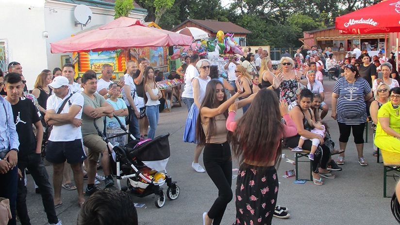 Jedes Jahr wird ein Roma-Kirtag organisiert. Im Böhmischen Prater kommen hunderte Gäste zusammen um die alten Traditionen neu zu leben.