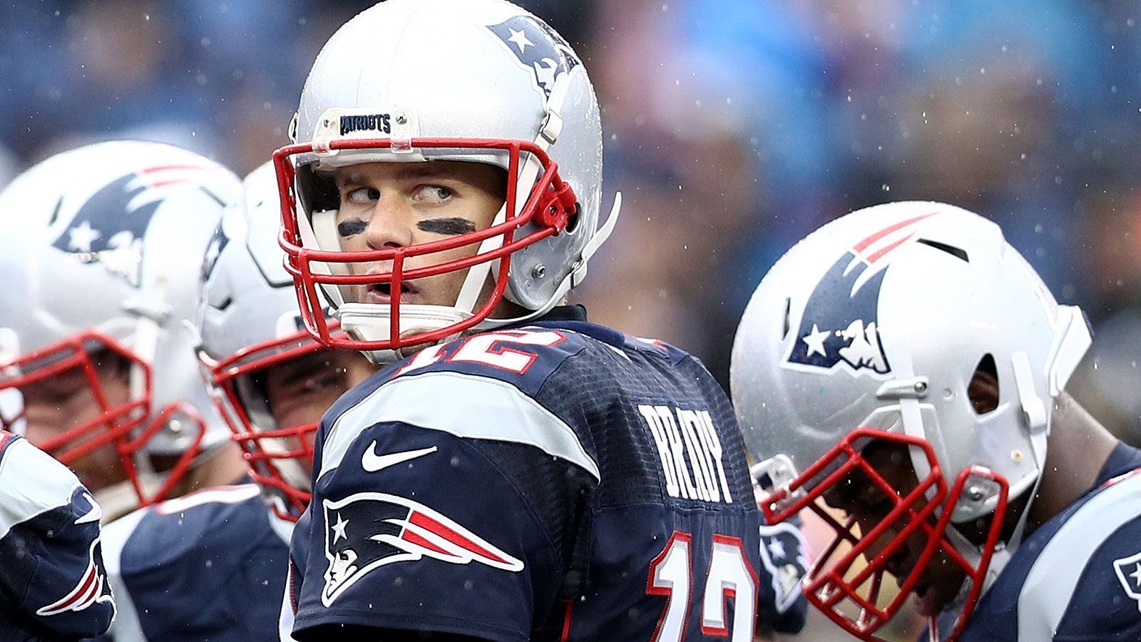 
                <strong>Saison 2016</strong><br>
                Am 10. März verlängert Brady um zwei weitere Jahre, das Volumen beträgt 41 Millionen US-Dollar. Wegen seiner Rolle im "Deflate Gate" wird er für vier Spiele gesperrt, was ihn um 235.294 US-Dollar des 2016er Gehalts bringt. - Gehalt 2016 von 14.774.301 US-Dollar (Grundgehalt von 764.705, Signing Bonus von 14.000.000 und Leistungsprämie von 9.596) - Der fünfte Super-Bowl-Erfolg rundet die Saison perfekt ab (34:28 nach Verlängerung gegen die Atlanta Falcons).
              