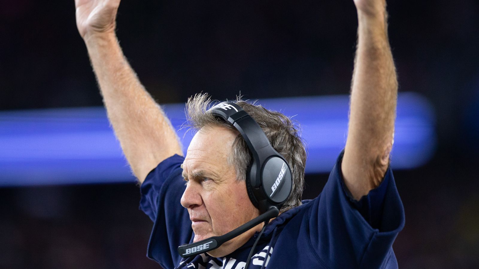 
                <strong>Ein enormer Vorteil</strong><br>
                "Spieler zu haben, die mehrere Dinge können und sie auch gut machen, ist ein enormer Vorteil", weiß Belichick. "Wir haben eine Menge Spieler, die in diese Kategorie fallen. Wir können wechseln, wenn wir wollen oder lassen es, wenn wir nicht wollen. Dann können wir die Spieler dort spielen lassen, wo sie normalerweise spielen und sie können mit Sicherheit adäquat damit umgehen." Belichick hat somit zahlreiche "Waffen", die er je nach Bedarf, Gegner und Game Plan einsetzen kann.
              