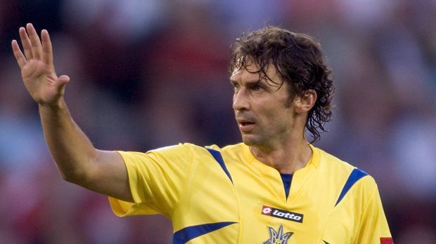 
                <strong>Vashchuk</strong><br>
                WM 2006, die Ukraine verlor 0:4 gegen Spanien. Verteidiger Vladislav Vashchuk sucht die Entschuldigung für die Klatsche im Tierreich: "Die Frösche haben so laut gequakt, dass wir kaum geschlafen haben. Wir waren uns alle einig, dass wir uns mit Stöcken bewaffnen und auf die Jagd nach ihnen gehen sollten."
              