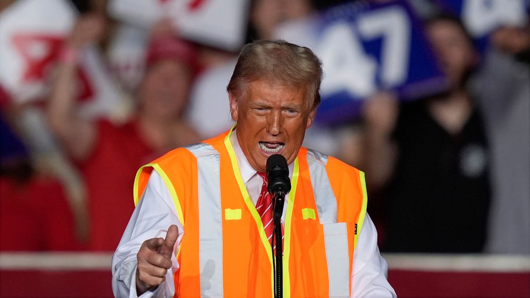 Trump spricht bei einer Wahlkampfveranstaltung im Resch Center während er eine "Müll"-Weste trägt.