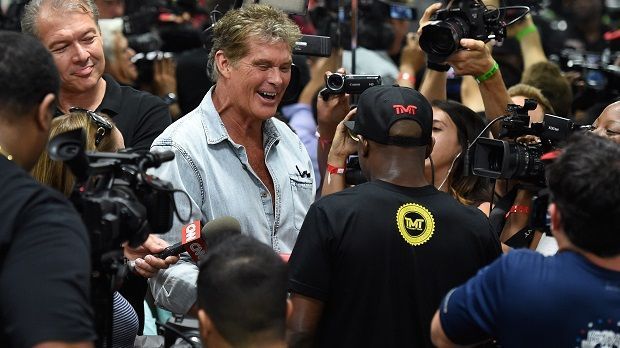 
                <strong>David Hasselhoff</strong><br>
                Baywatch-Legende David Hasselhoff brachte nicht nur singend die Mauer zu Fall, er unterstützt auch Floyd Mayweather beim Versuch, Conor McGregor zu Fall zu bringen.
              