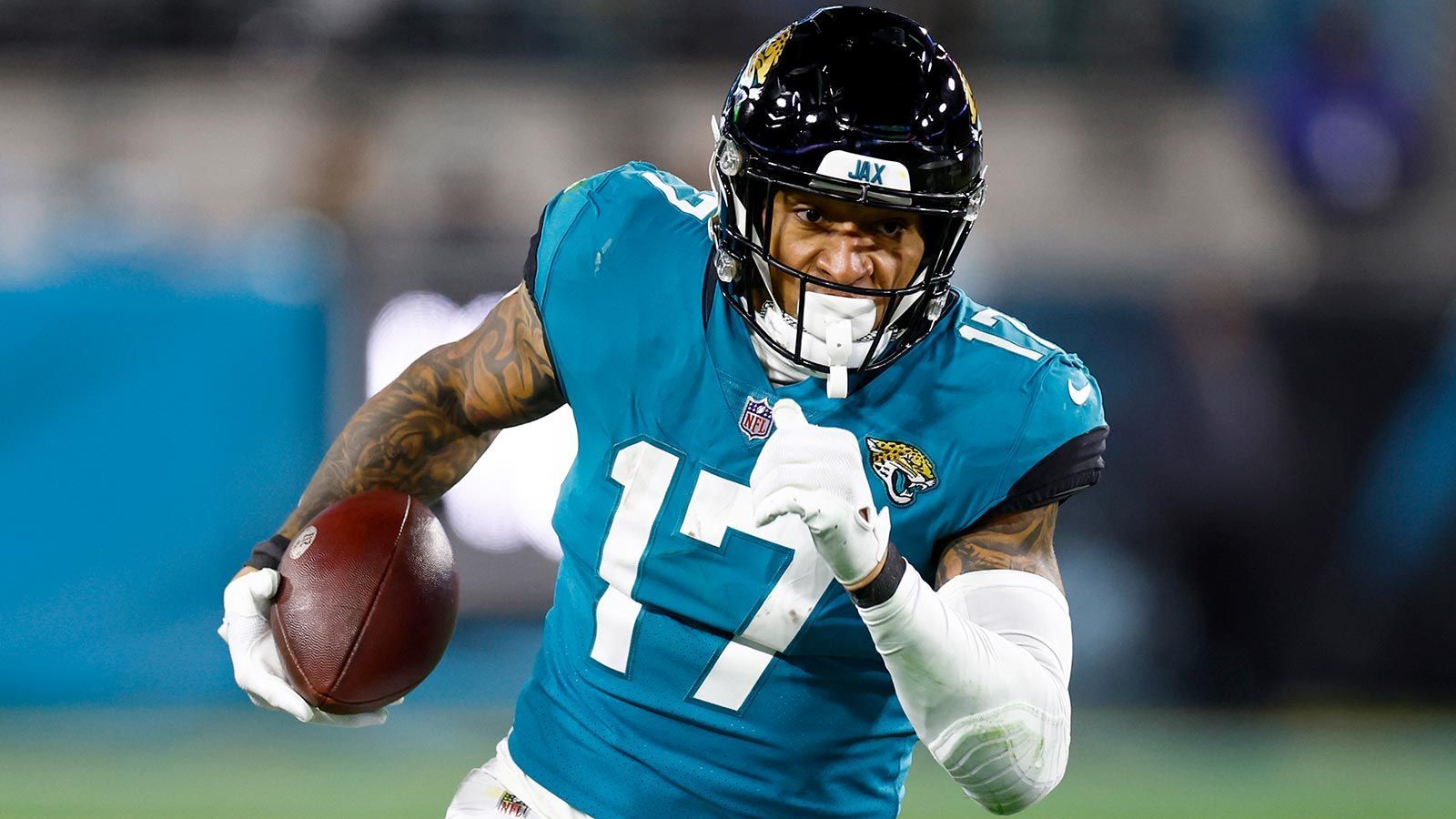 
                <strong>Jacksonville Jaguars - Evan Engram</strong><br>
                Zum Erfolg geführt haben die Verhandlungen zwischen Tight End Evan Engram und den Jacksonville Jaguars. Kurz vor der Deadline einigten sich beide Parteien auf einen Dreijahresvertrag, der Engram bis zu 41,25 Millionen Dollar einbringen kann. 24 Millionen Dollar davon sind vollständig garantiert. Unter dem Franchise Tag hätte Engram in der kommenden Saison 11,345 Millionen Dollar verdient.
              