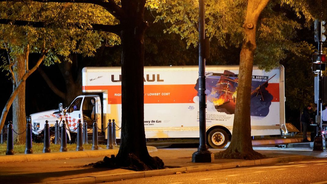 Ein Lkw kracht in eine Sicherheitsabsperrung am Weißes Haus in Washington.