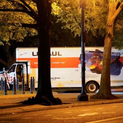 Ein Lkw kracht in eine Sicherheitsabsperrung am Weißes Haus in Washington.