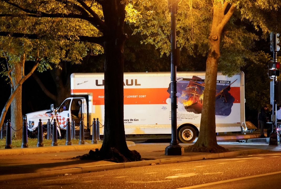 Ein Lkw kracht in eine Sicherheitsabsperrung am Weißes Haus.