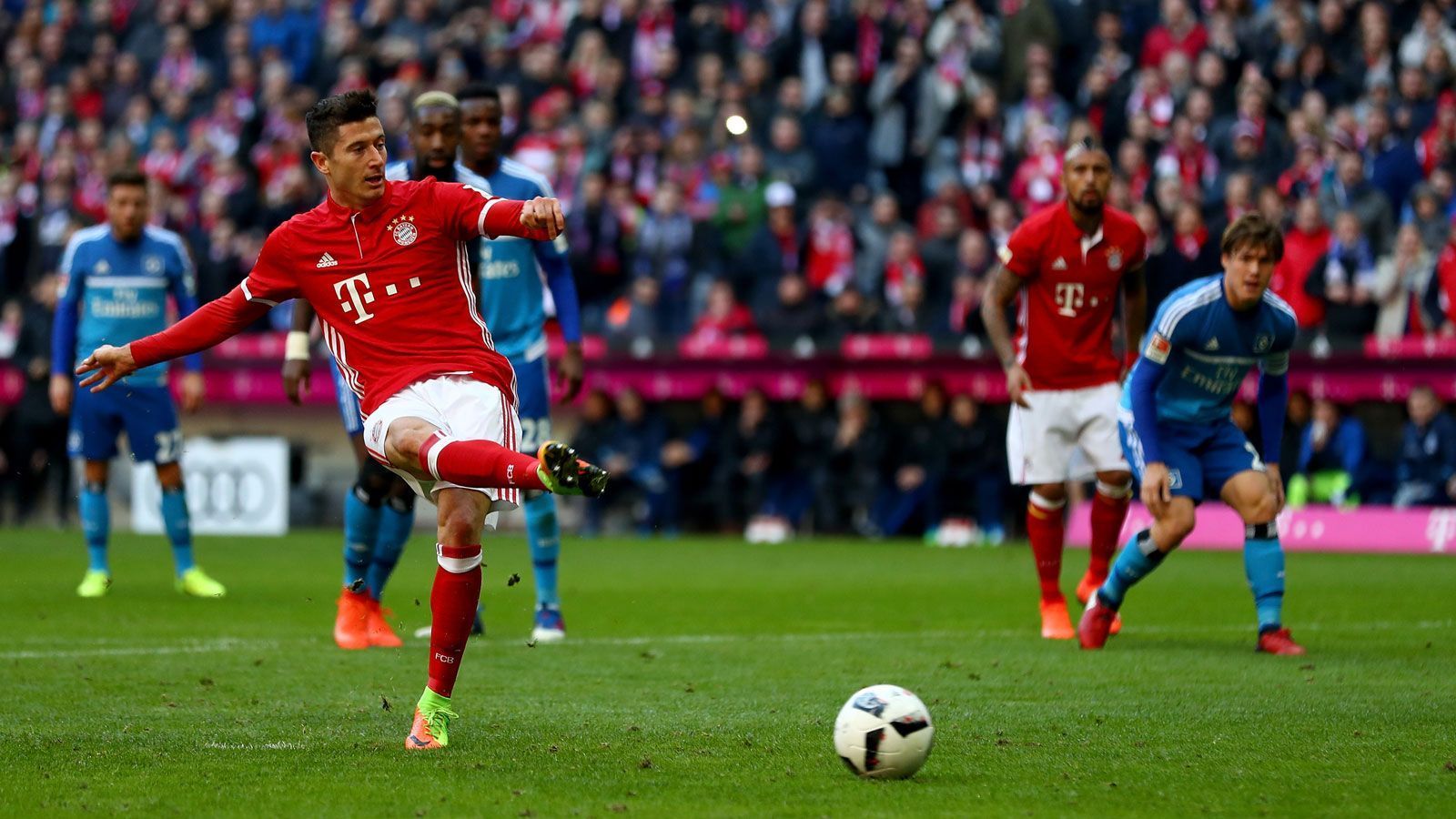 
                <strong>Platz 10: Robert Lewandowski (noch aktiv)</strong><br>
                Verwandelte Elfmeter: 29 - Vom Punkt getroffen für: Borussia Dortmund, FC Bayern München
              