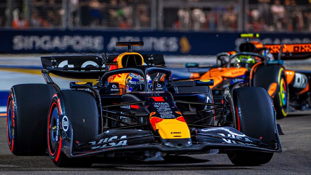 Max Verstappen im Red Bull vor Lando Norris im McLaren in Singapur 2025
