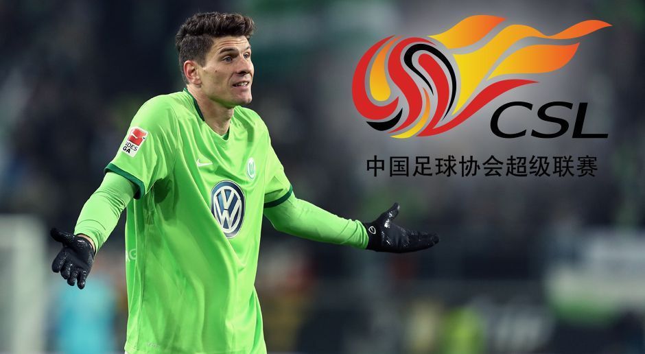 
                <strong>Mario Gomez (VfL Wolfsburg)</strong><br>
                Wie Uli Ferber, Berater von Mario Gomez, gegenüber "Sky" bestätigte, hat sein Klient kürzlich ein Angebot aus China abgelehnt. Der vom italienischen Weltmeister Fabio Cannavaro trainierte Aufsteiger Tianjin Quanjian soll dem deutschen Nationalstürmer ein Jahresgehalt von 15 Millionen Euro in Aussicht gestellt haben. Laut Ferber möchte Gomez Wolfsburg aber weiter im Abstiegskampf unterstützen. (Quelle: Sky)
              