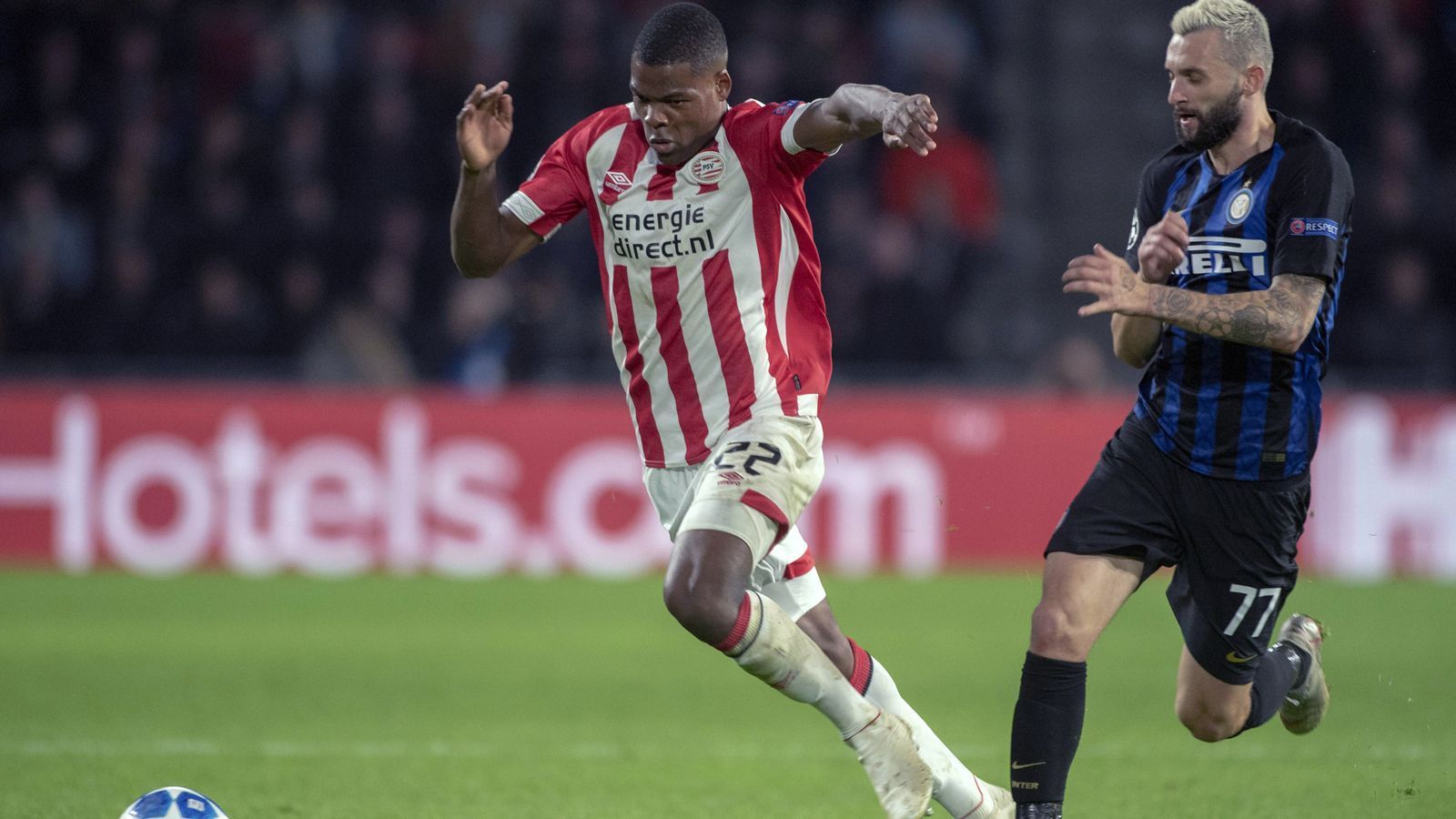 
                <strong>Denzel Dumfries (Niederlande)</strong><br>
                Neben Bergwijn und Rosario reist auch noch Eindhovens Denzel Dumfries erstmals zur Nationalmannschaft der Niederlande. Der Rechtsverteidiger wechselte erst im Sommer 2018 von Heereveen zur PSV und ergatterte beim Meister sofort einen Stammplatz. Der 22-Jährige hat übrigens schon Länderspiel-Erfahrung - aber nicht für die Elftal! Dumfries bestritt als Teenager zwei Länderspiele für Aruba, das Land seine Wurzeln, darf aber aufgrund der FIFA-Statuen nun trotzdem noch für die Niederlande ran, weil es sich damals nur um Freundschaftsspiele mit Aruba handelte.
              