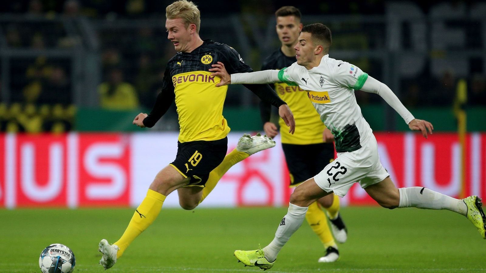 
                <strong>Julian Brandt (Borussia Dortmund)</strong><br>
                Der ehemalige Leverkusener weist einen großen Aktionsradius auf, seine Aktionen haben aber lange Zeit nur selten einen Effekt. Doch dann zündet der Blondschopf doppelt: Erst überwindet Brandt Sommer mit gütiger Unterstützung von Elvedi und Zakaria, dann köpft er auf Flanke von Hazard aus kurzer Distanz ein. Der Mann des Abends! ran-Note: 1
              