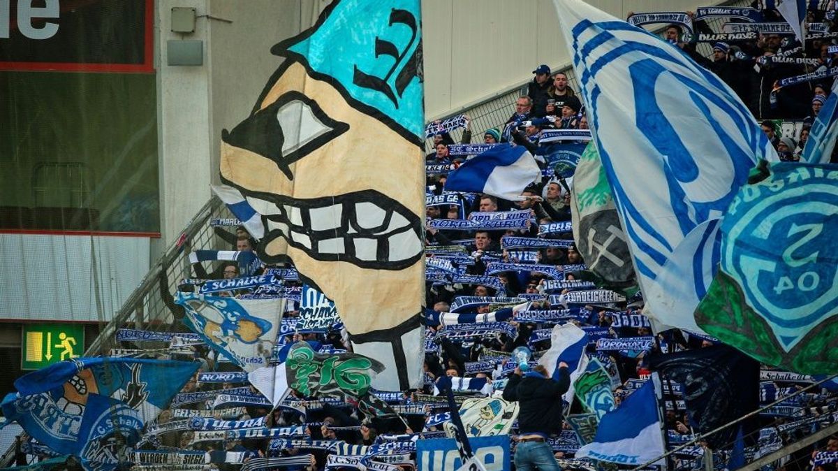 Zwei verletzte Schalke-Fans in Leverkusen