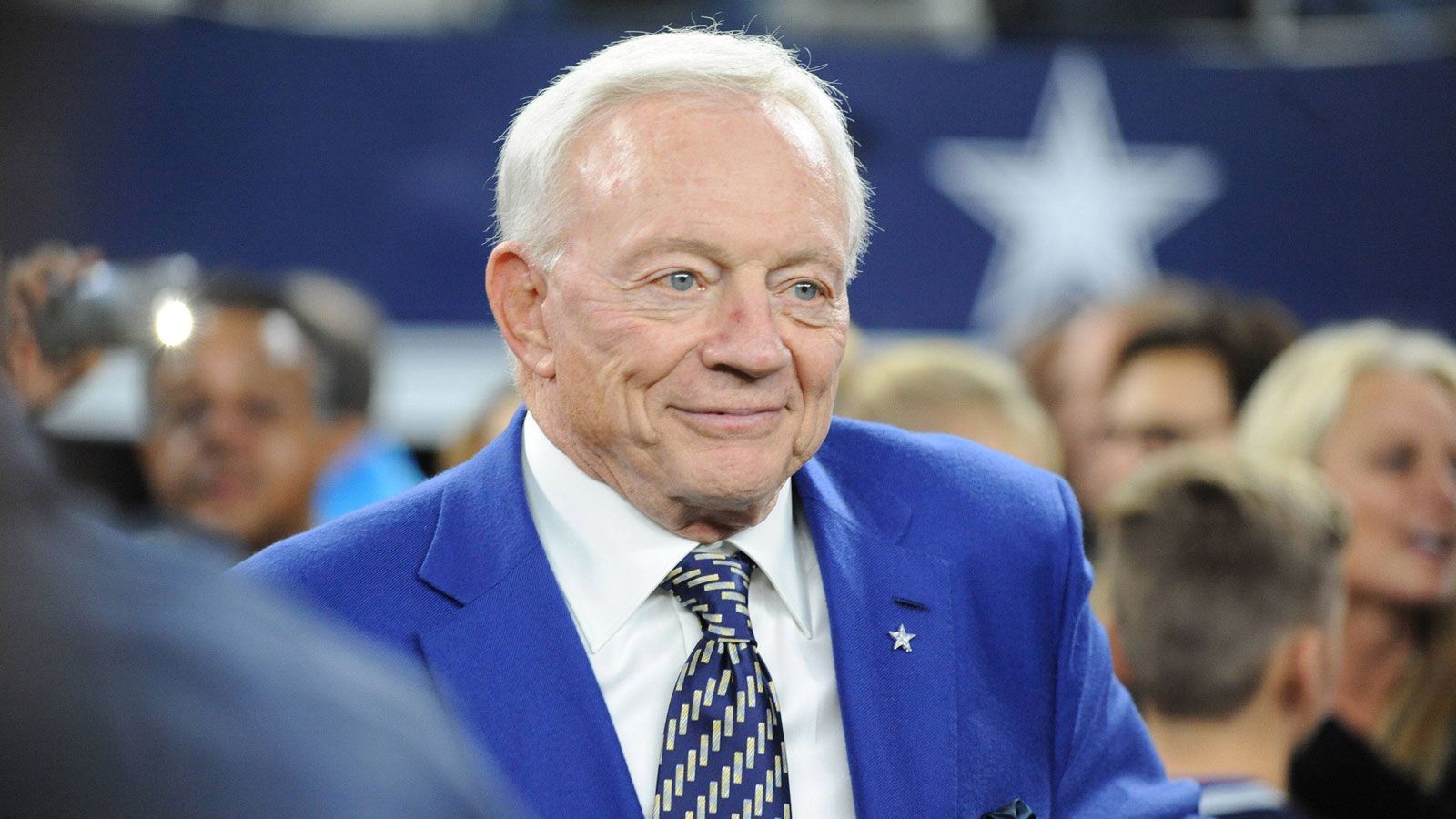 <strong>Dallas Cowboys - Jerry Jones</strong><br>
                Jerry Jones baute nach seinem Studium ein Ölunternehmen in Oklahoma auf. 1989 kaufte er schließlich die Dallas Cowboys für 140 Millionen US-Dollar von H.R. Bright.