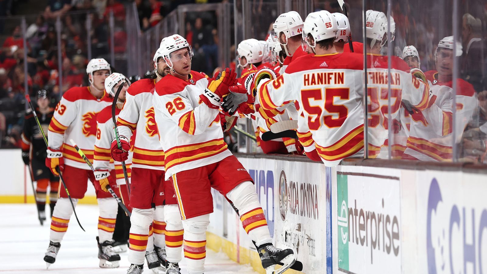 
                <strong>Calgary Flames (Western Conference)</strong><br>
                &#x2022; Bilanz: 50-20-10<br>&#x2022; Punkte: 110<br>&#x2022; Top-Scorer: Johnny Gaudreau mit 113 Punkten<br>&#x2022; Erster Gegner: Dallas Stars<br>
              