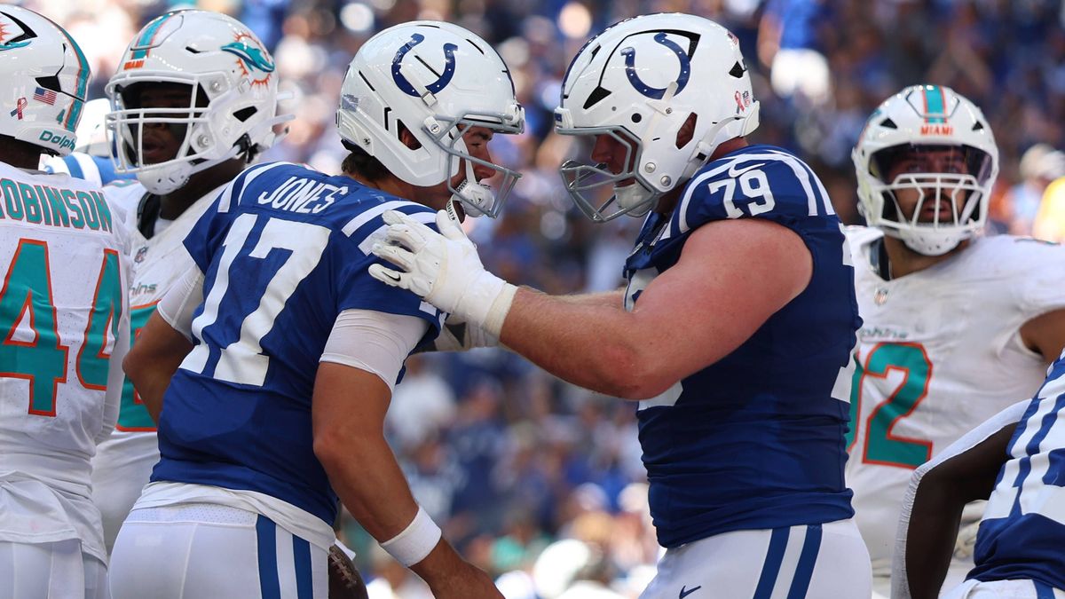 NFL, American Football Herren, USA Miami Dolphins at Indianapolis Colts Sep 7, 2025; Indianapolis, Indiana, USA; Indianapolis Colts quarterback Daniel Jones (17) celebrates with offensive tackle Be...