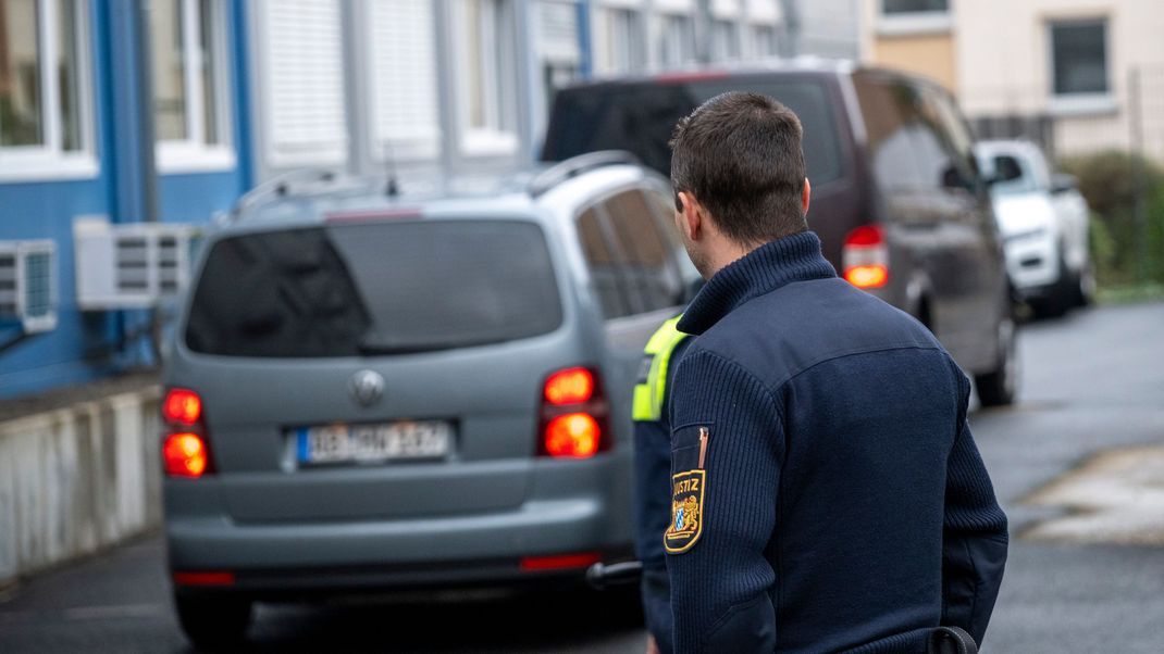 Der mutmaßliche Täter wird in einem Fahrzeug auf das Gelände des Amtsgerichts gebracht. 