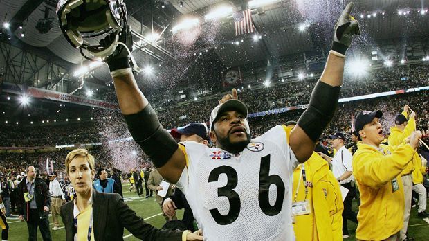 
                <strong>Jerome Bettis (Pittsburgh Steelers)</strong><br>
                Jerome Bettis (Super Bowl XL): Der Bus rollt nicht mehr. Beim Super Bowl XL gegen die Seattle Seahawks kommt Jerome "The Bus" Bettis hinter Starter Willie Parker zum Einsatz. Nach dem Sieg der Pittsburgh Steelers im Ford Field gibt der damals 33 Jahre alte Running Back seinen Abschied aus der NFL bekannt:  "The Bus's last stop is here in Detroit."
              