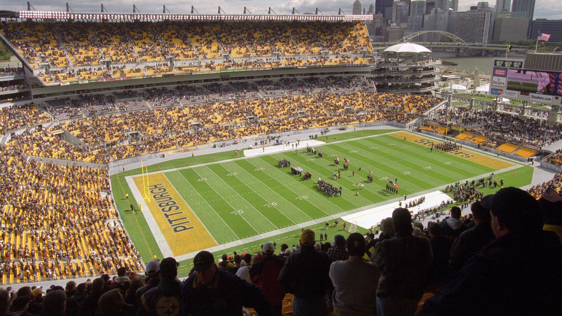 <strong>Stadionbesuch bei den Pittsburgh Steelers: 667,77 US-Dollar</strong> <br>Billigstes Ticket (vier Stück): 566,22 US-Dollar <br>Parkplatz: 40 US-Dollar <br>Bier (zwei Flaschen): 20 US-Dollar<br>Wasser (zwei Flaschen): 13,80 US-Dollar <br>Hot Dogs (vier Stück): 27,75 US-Dollar