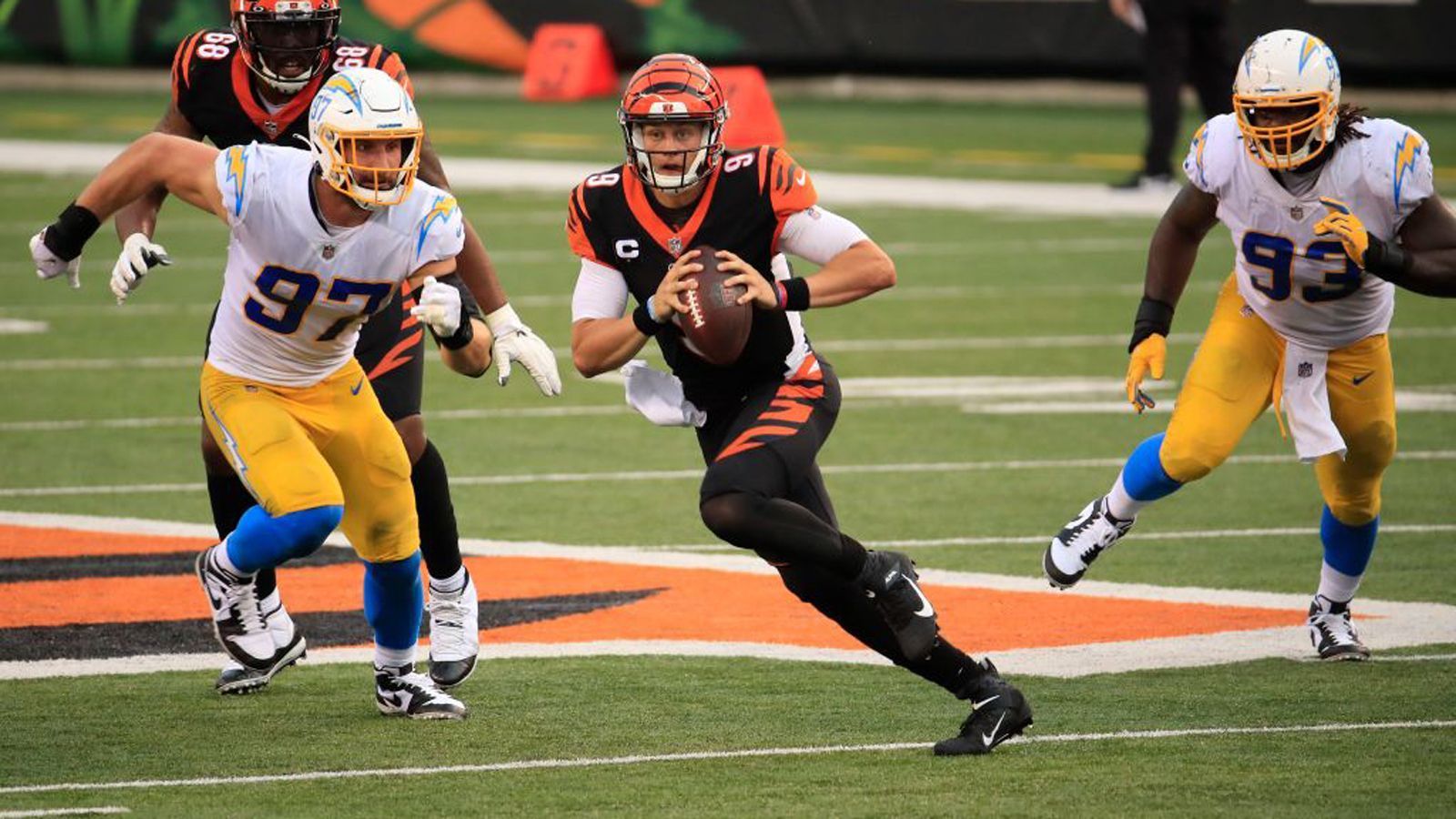 
                <strong>Joe Burrow - Cincinnati Bengals</strong><br>
                60 Touchdowns in 15 Spielen, National Champion und Heisman Trophy Gewinner - das sind die Gründe, warum Joe Burrow im NFL Draft 2020 als Nummer-eins-Pick ausgewählt wurde. Burrow bringt rund 65 Prozent seiner Pässe an und war bisher für neun Touchdowns verantwortlich (zwei davon erlaufen), bei sechs Interceptions. Allerdings: Seine Beschützer sind nicht die besten ihres Fachs, einzig Eagles-Quarterback Carson Wentz wurde bisher häufiger gesacked (25) als Burrow (24).
              