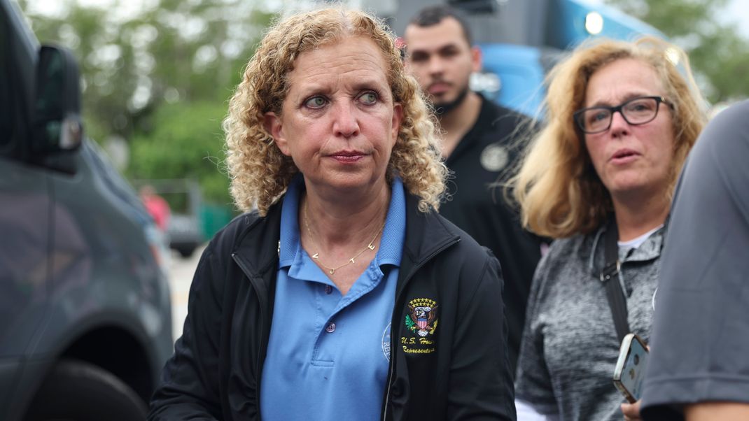 Die Demokratin Debbie Wasserman Schultz ist geschockt nach ihrer Besichtigung von "Alligator Alcatraz".