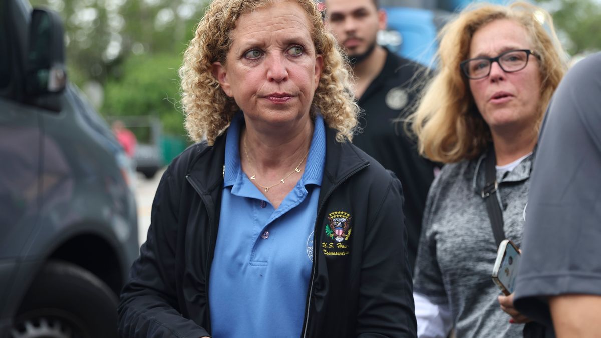 Demokratin Debbie Wasserman Schultz ist geschockt nach Besichtigung von "Alligator Alcatraz".