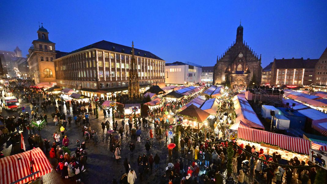 Der Nürnberger Christkindlesmarkt auf dem Hauptmarkt der Stadt.