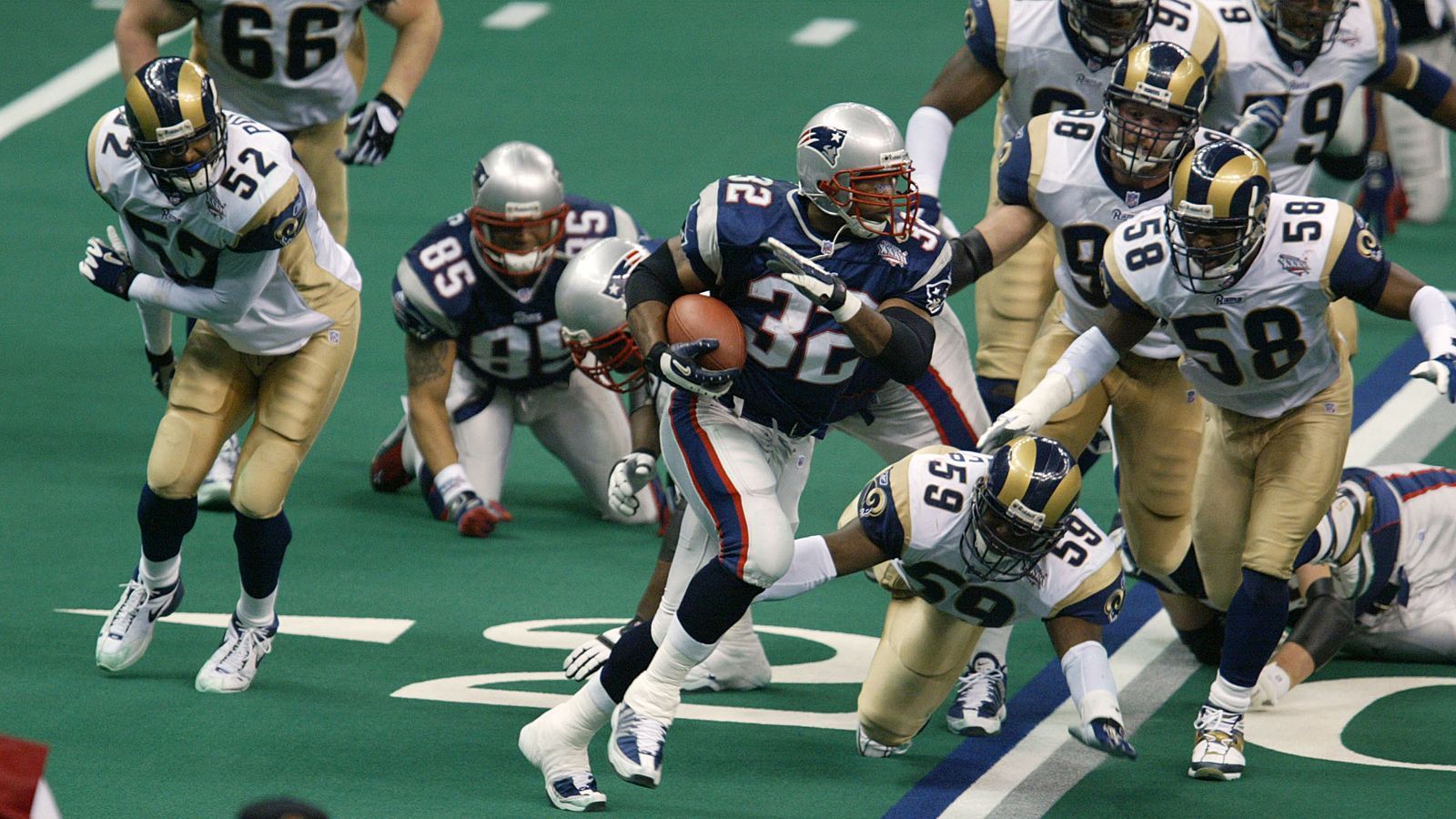 
                <strong>Spygate-Spekulationen beim Super Bowl XXXVI</strong><br>
                Ein zweiter Spygate-Fall rund um die Patriots wurde bislang nicht aufgelöst. Am 2. Februar 2008 veröffentlichte der "Boston Herald" einen Artikel über Vorwürfe, das Team habe vor dem mit 20:17 gewonnenen Super Bowl XXXVI im Februar 2002 das Abschlusstraining des damaligen Gegners St. Louis Rams abgefilmt. In diesem Zuge meldete sich Matt Walsh, 2002 von den "Pats" gefeuerter Video-Assistent, und stellte sich als Kronzeuge zur Verfügung.
              