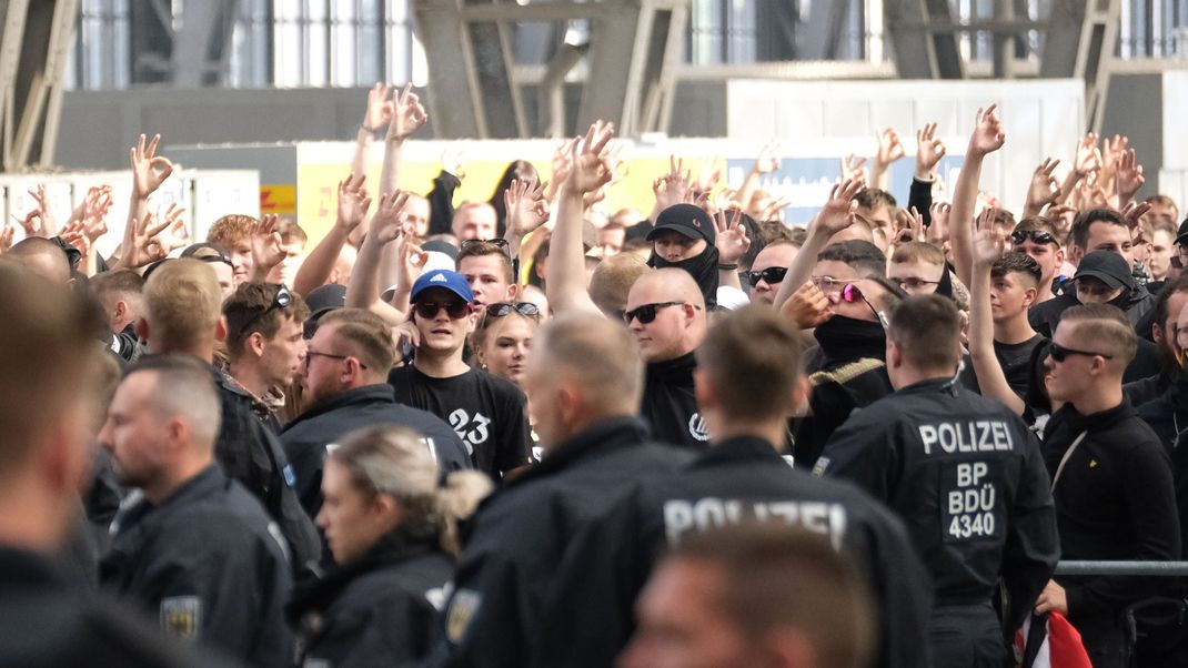 Auch in Deutschland sieht man das Symbol von "White Power" immer wieder bei rechtsextremen Versammlung. Hier zum Beispiel bei einer Demonstration von Rechtsextremen gegen den zeitgleich geplanten Christopher-Street-Day (CSD).