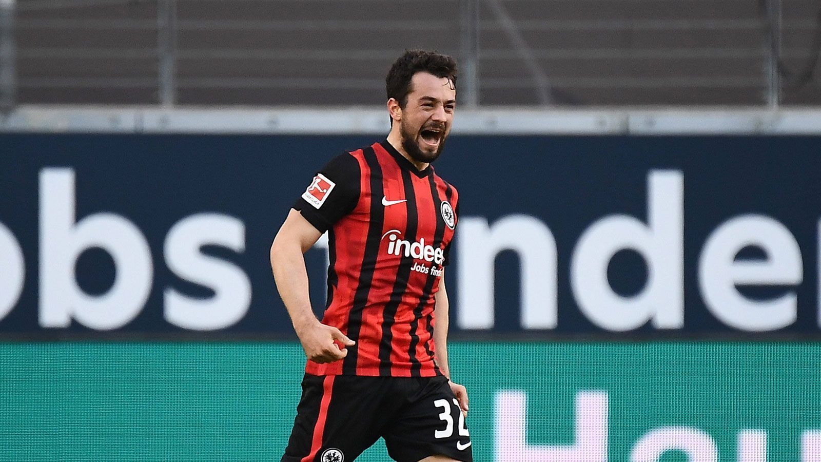 
                <strong>Amin Younes (Eintracht Frankfurt)</strong><br>
                Seit seinem Wechsel von der SSC Neapel zu Eintracht Frankfurt blüht Amin Younes so richtig auf. Der offensive Mittelfeldspieler war in 17 Partien nicht nur an fünf Treffern beteiligt, sondern besticht vor allem durch Spielwitz, Leidenschaft und Kreativität. Nach seinem überragenden Auftritt inklusive Weltklasse-Tor beim 2:1-Erfolg über den FC Bayern wurde der 27-Jährige zurecht mit Lob überschüttet. "Younes hat ein sehr gutes Spiel gemacht. Er ist ein Spieler, der Eins-gegen-eins-Situationen bestens auflöst", befand auch der Bundestrainer, der im "kicker"-Interview zudem preisgab, dass der Frankfurter "absolut ein Thema für uns" sei.
              