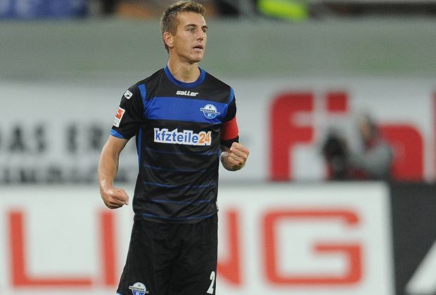 
                <strong>Uwe Hünemeier - Der Kapitän</strong><br>
                Auch Üwe Hünemeier kommt aus der Dortmunder Jugend, spielte dort bis 2010. Seit vergangener Saison spielt er in Paderborn und wurde sofort Führungsspieler: Der Innenverteidiger ist Mannschaftskapitän. Sein Profidebüt gab er 2005 beim BVB gegen Bayern.
              