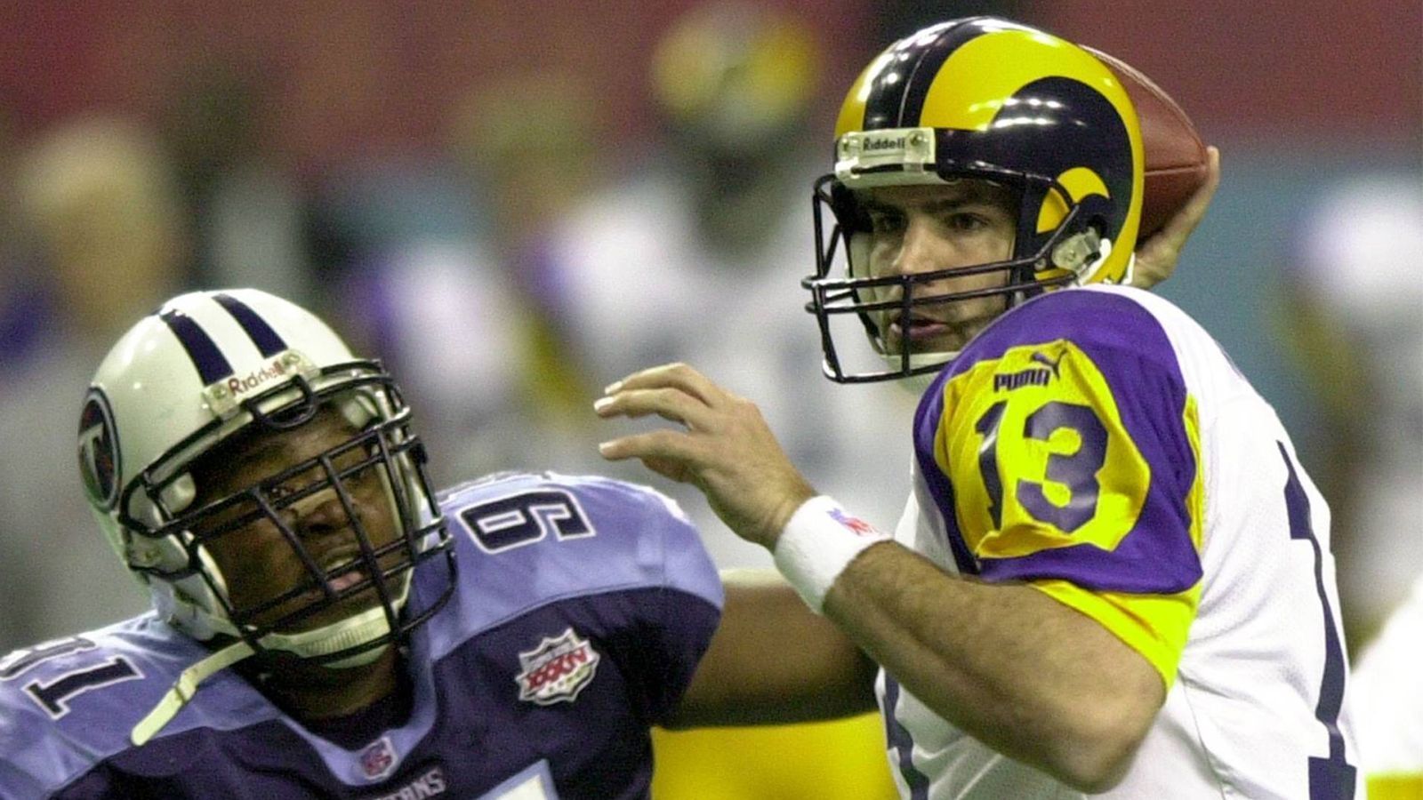 
                <strong>Kurt Warner (St. Louis Rams, Saison 1999)</strong><br>
                Im Draft 1994 nicht ausgewählt, spielte Warner von 1995 bis 1997 in der Arena Football League. Ein Jahr später folgte dann der Wechsel zu den Rams. Starter Trent Green zog sich in der Folge-Saison im ersten Preseason-Spiel einen Kreuzbandriss zu. Mit Warner als Playmaker zog die Franchise mit einer Bilanz von 13-3 in die Playoffs ein und entschied Super Bowl XXXIV mit 23:16 gegen die Tennessee Titans für sich.
              