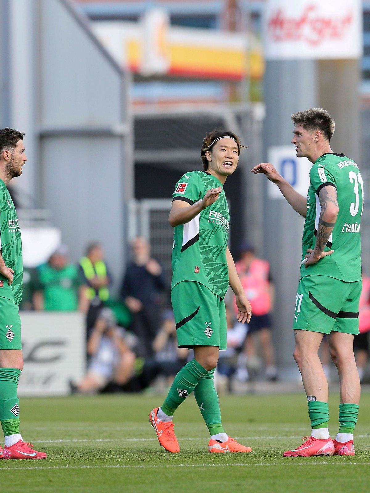 Foto : Ko Itakura (Gladbach) und links ... Joe SCALLY im Streitgespräch nach der Kieler 2-0 Führung , rechts Tomas Cvancara (Gladbach) Fussball 1. Bundesliga , 31. Spieltag am Sa. 26.04.2025 Holste...