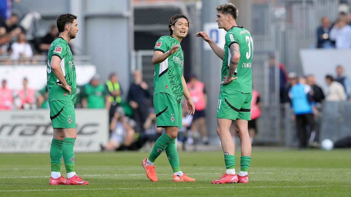 Foto : Ko Itakura (Gladbach) und links ... Joe SCALLY im Streitgespräch nach der Kieler 2-0 Führung , rechts Tomas Cvancara (Gladbach) Fussball 1. Bundesliga , 31. Spieltag am Sa. 26.04.2025 Holste...