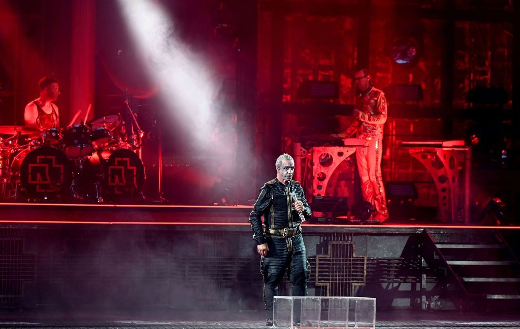 Rammstein mit Frontmann Till Lindemann bei einem Konzert ihrer Deutschland-Tournee.