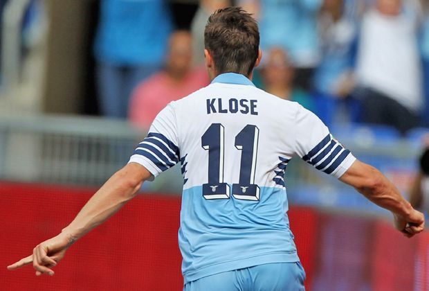 
                <strong>Platz 2: Miroslav Klose</strong><br>
                Der erfolgreichste Torschütze bei WM-Turnieren zeigt auch in der Serie A seine Qualitäten. Miroslav Klose gelangen in der abgelaufenen Saison 13 Tore. Satte 40,6 Prozent seiner Chancen führten zum Erfolg.
              