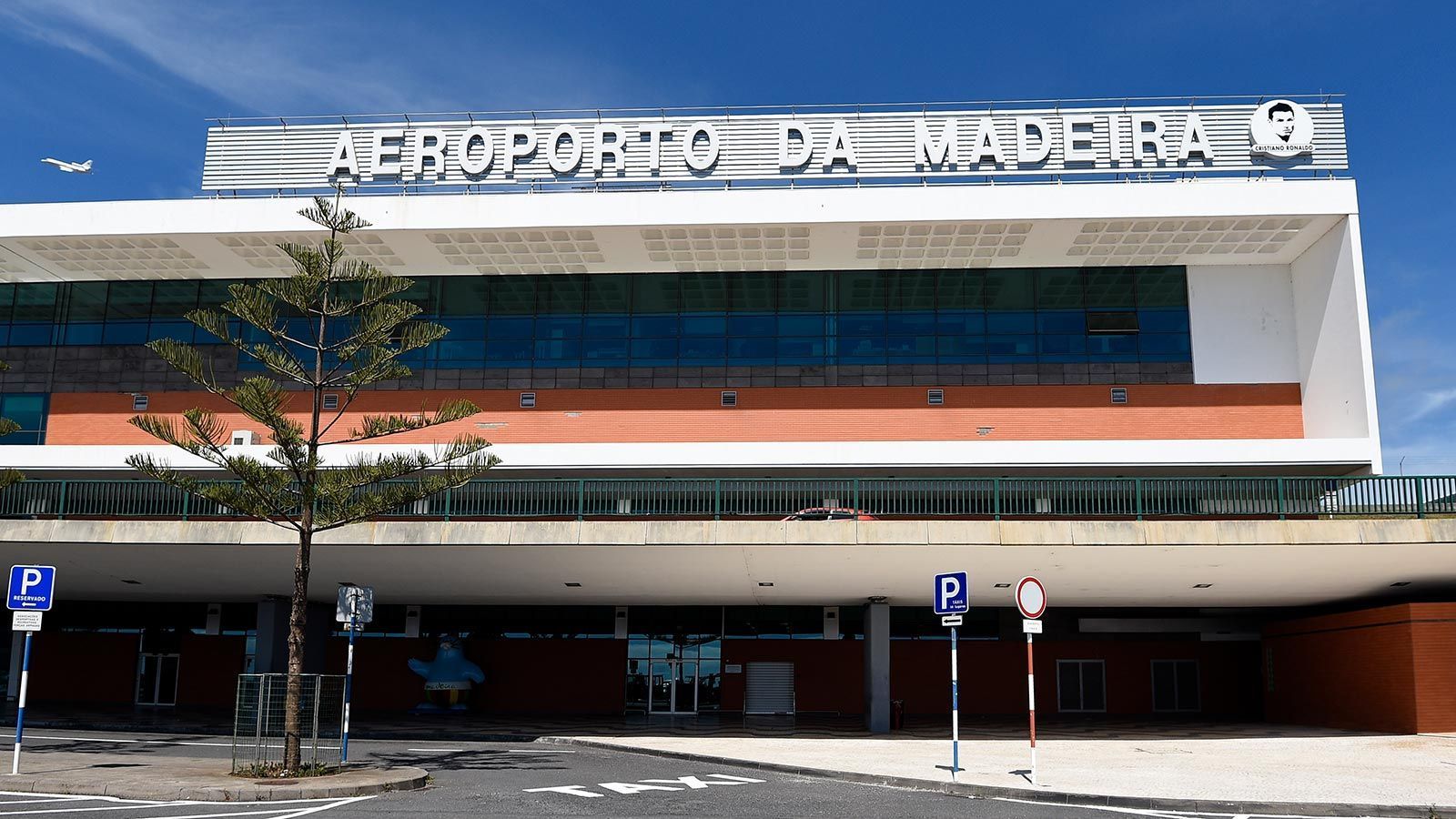 
                <strong>Flughafen auf Madeira</strong><br>
                So beliebt Cristiano Ronaldo auf "seiner Insel" auch ist, scheinbar gab es nicht nur positive Reaktionen auf die Flughafen-Umbenennung. Laut der Zeitung "A Bola" kamen über 2.500 Protest-Unterschriften zusammen.
              