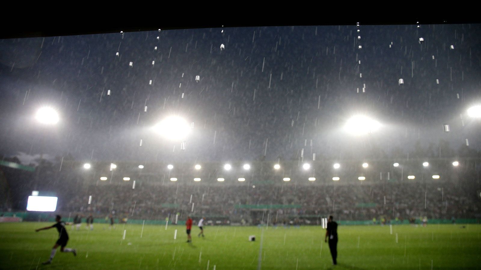 
                <strong>DFB-Pokal: Unwetter-Chaos in Sandhausen</strong><br>
                Aber bei Wassermassen, Blitz und Donner ist an einen pünktlichen Anpfiff nicht zu denken.
              