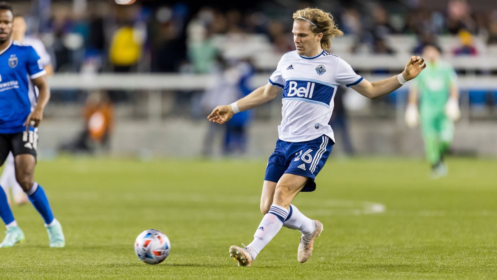 
                <strong>Florian Jungwirth (Vancouver Whitecaps)</strong><br>
                Florian Jungwirth spielte in dieser Saison sogar für zwei Vereine in der Major League Soccer. Begann der Mann aus der Jugend von 1860 München seine Saison noch bei den San Jose Earthquakes, wechselte er im August nach Kanada zu den Vancouver Whitecaps. Statt im zentralen Mittelfeld wird Jungwirth dort als Innenverteidiger eingesetzt und ist gesetzt. Mit den Whitecaps erreichte er Platz sechs der Western Conference und damit die Playoffs, wo man in der Qualifikationsrunde jedoch mit 3:1 gegen Kansas City unterlag. 
              