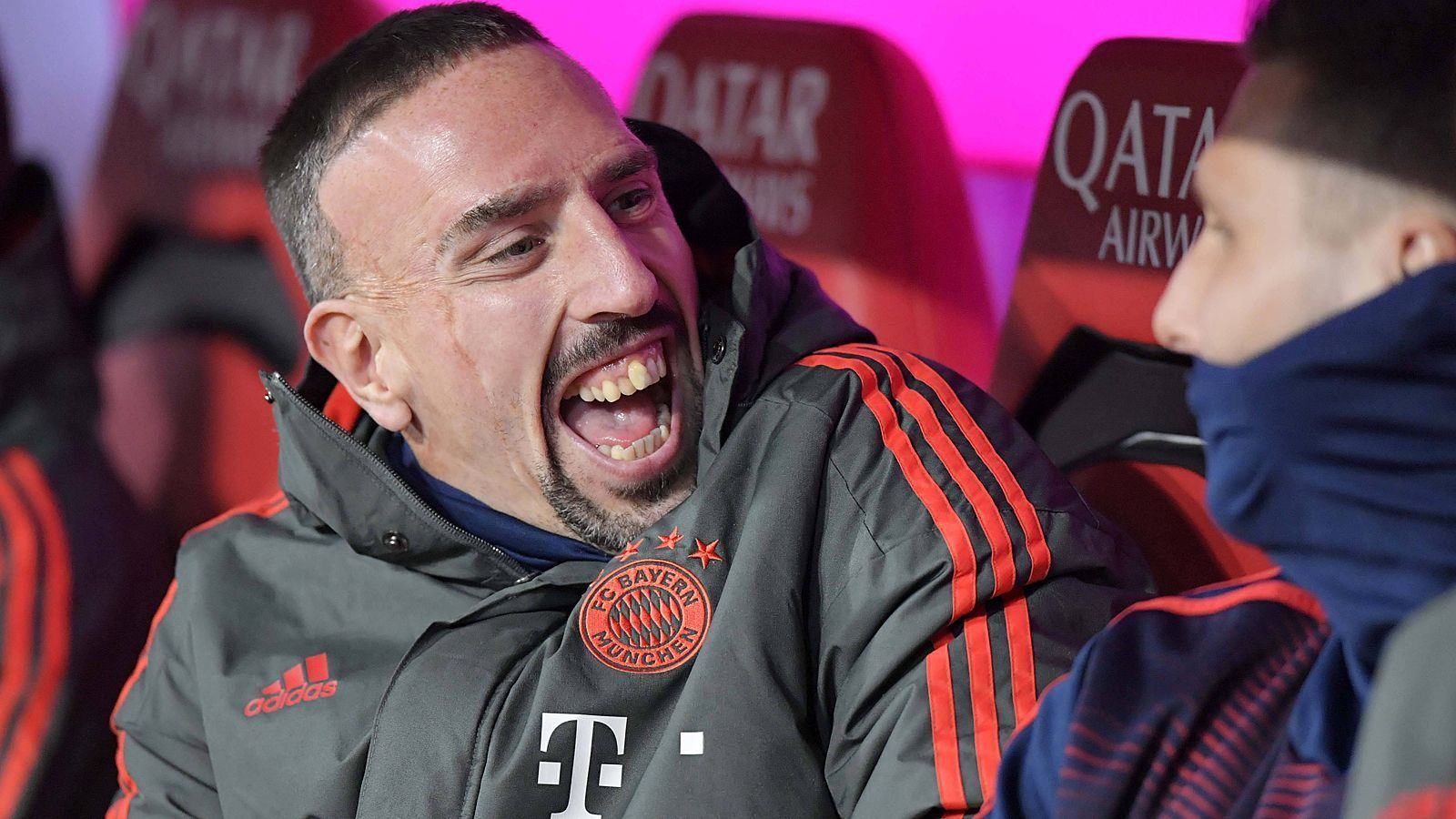
                <strong>Franck Ribery</strong><br>
                In der 68. Minute für Coman eingewechselt. Fügt sich sofort nahtlos ein. Leitet nur wenige Minute später eine Großchance für Lewandowski ein. Ansonsten ohne weitere Highlights. ran-Note: 3
              