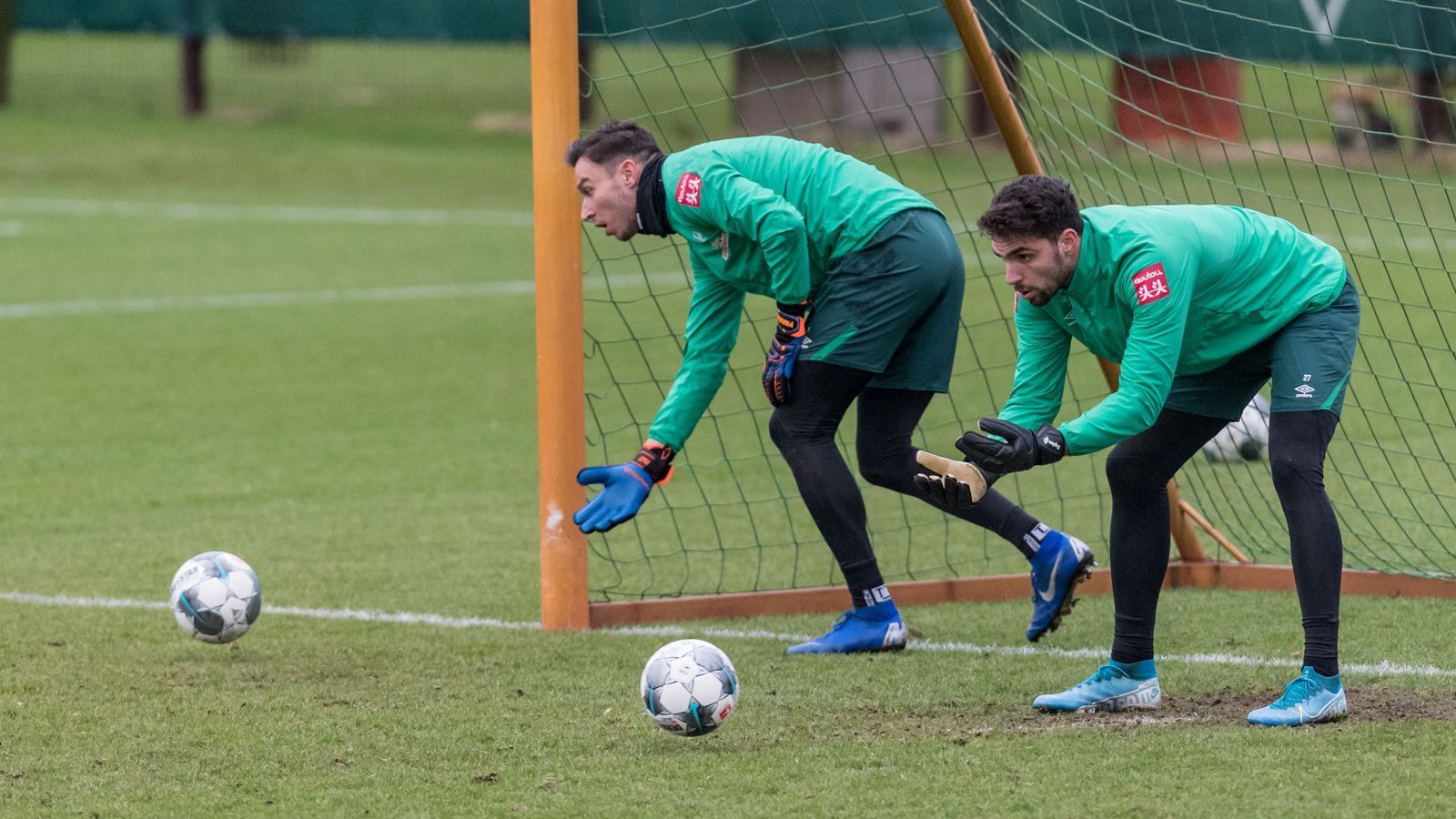 
                <strong>SV Werder Bremen</strong><br>
                Auch bei Werder Bremen dauerte es einige Jahre, bis man mit Jiri Pavlenka (li.) wieder eine überzeugende Nummer 1 gefunden hatte. Der 28-jährige Tscheche hat zwar noch einen Vertrag bis 2022, doch aufgrund der guten Leistungen rechnete Werder wohl mit einem Verkauf des Nationalspielers im Sommer 2020. So soll Pavlenka laut "Bild" bei Hertha BSC auf der Liste stehen. Da laut "Kicker" aber neben den Berlinern wohl nicht allzu viele andere Klubs scharf auf Pavlenka sind, droht Werders Planspiel nicht aufzugehen. Demzufolge wollten die Bremer Pavlenka gewinnbringend verkaufen und dann Stefanos Kapino (re.) den Job als Stammtorhüter an der Weser übergeben. Nun aber gibt es am 26-jährigen Griechen (ebenfalls Vertrag bis 2022) wohl mehr Interesse als an Pavlenka. Bei den Zweitligisten HSV oder Hannover soll Kapino ebenso gehandelt werden wie auch in Freiburg. 
              